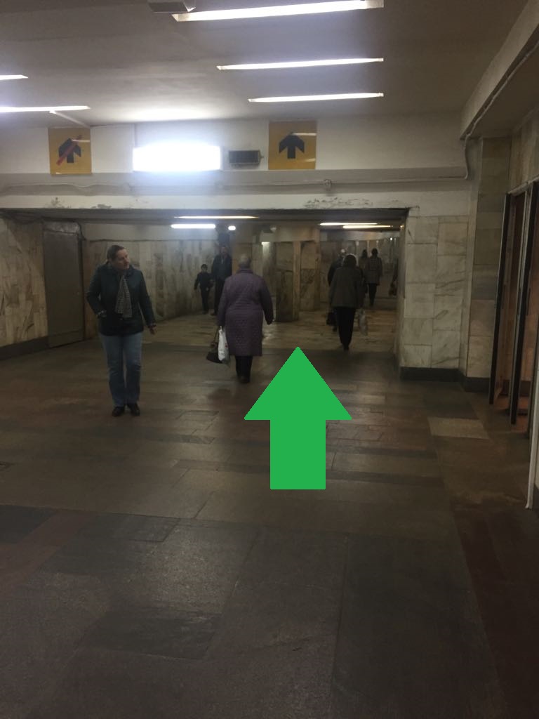 При выходе из метро необходимо повернуть направо, пройти прямо до указателей, потом снова повернуть направо